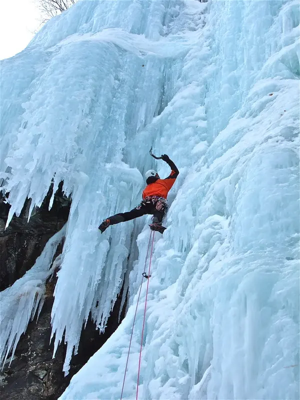 Cascade de glace dans le Champsaur, avec le Bureau des guides du Champsaur Valgaudemar
