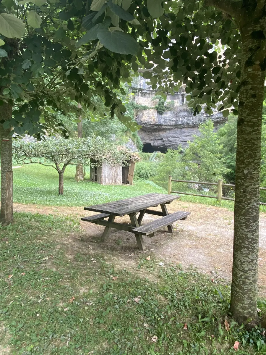Tables de pique-nique de l'entrée Nord de la Grotte du Mas-d'Azil