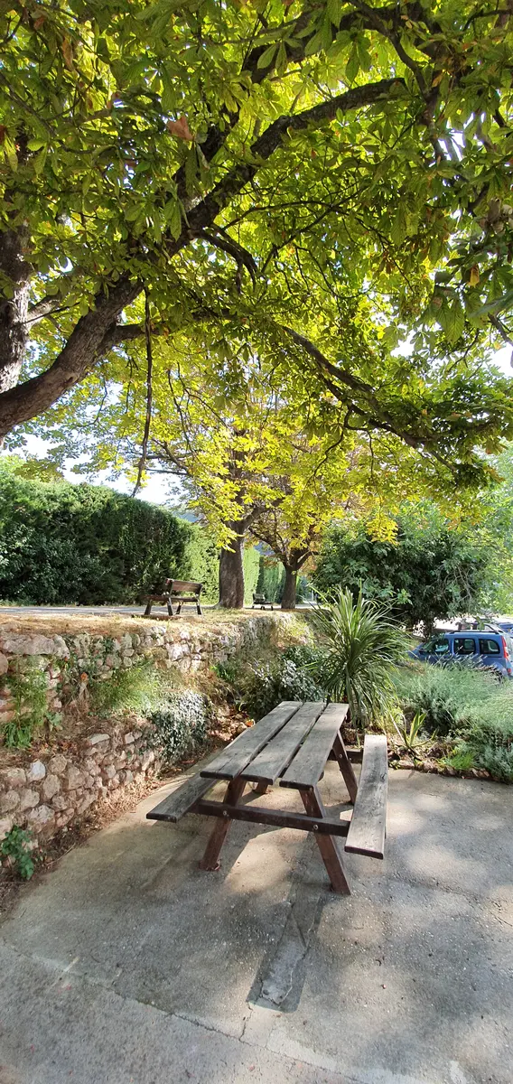 Table devant le Bureau d'Information Touristique