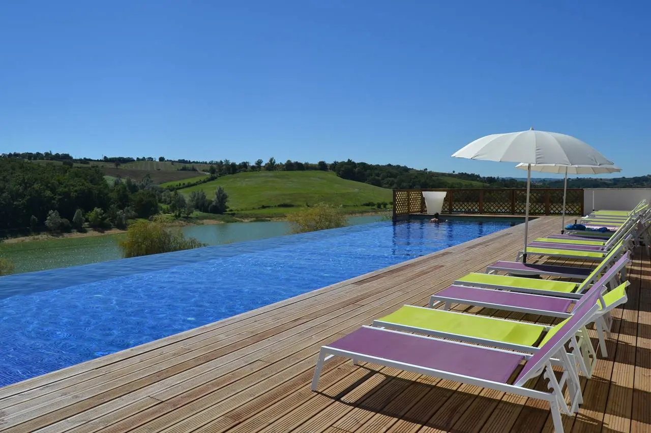 Piscine face à la campagne