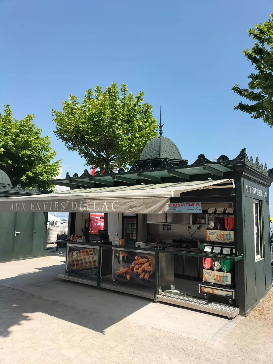Kiosque du port de Rives en été