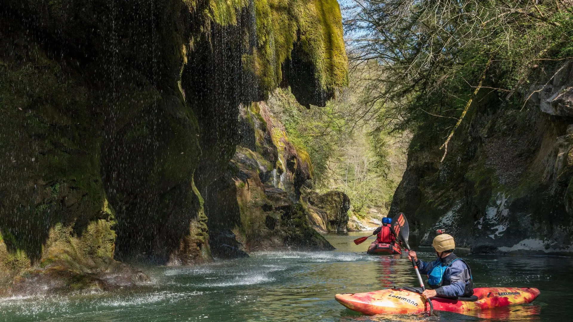 deux canorafts sur une rivière