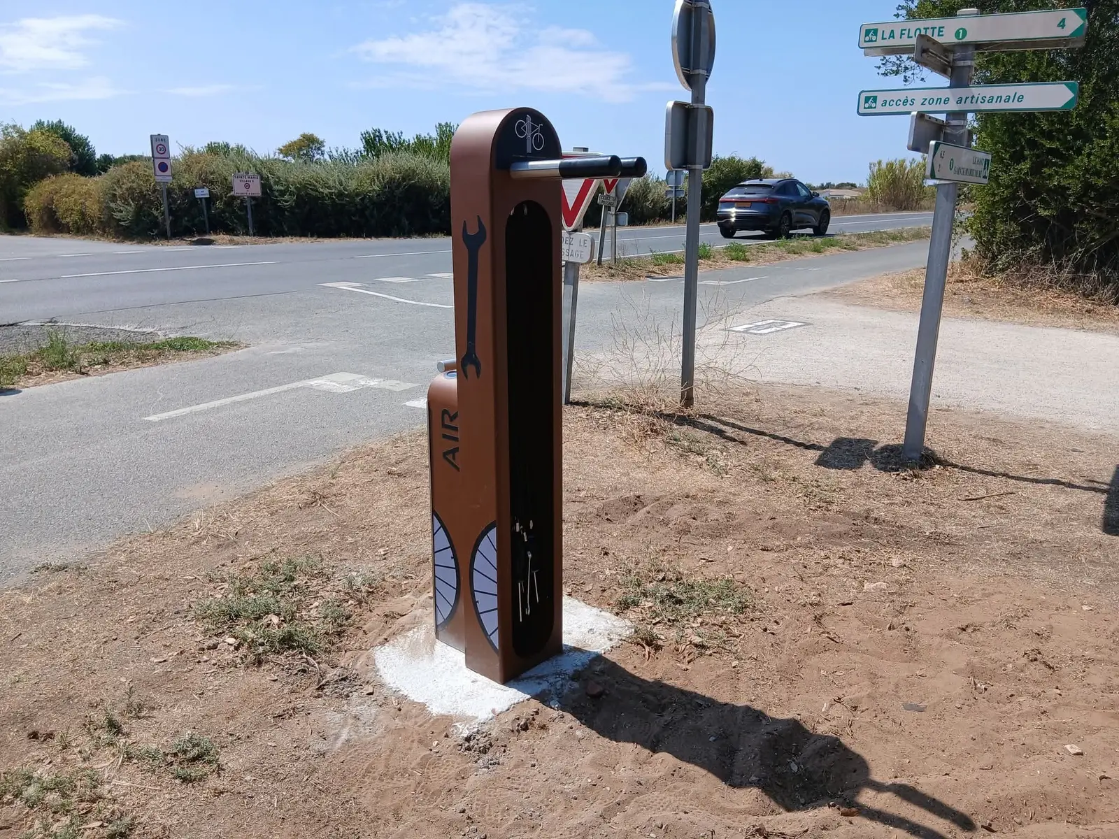 Estación de inflado y reparación de bicicletas en la intersección del carril bici.