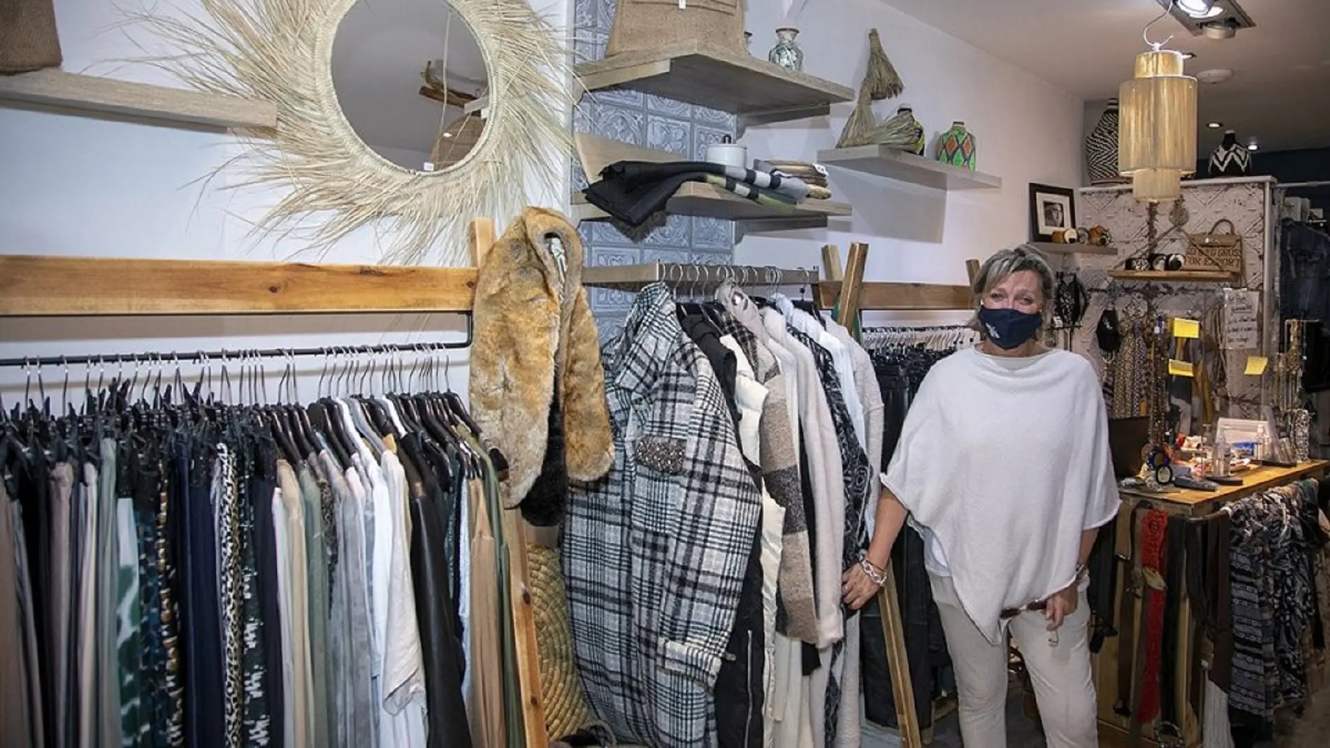 Intérieur du magasin de vêtements pour femmes