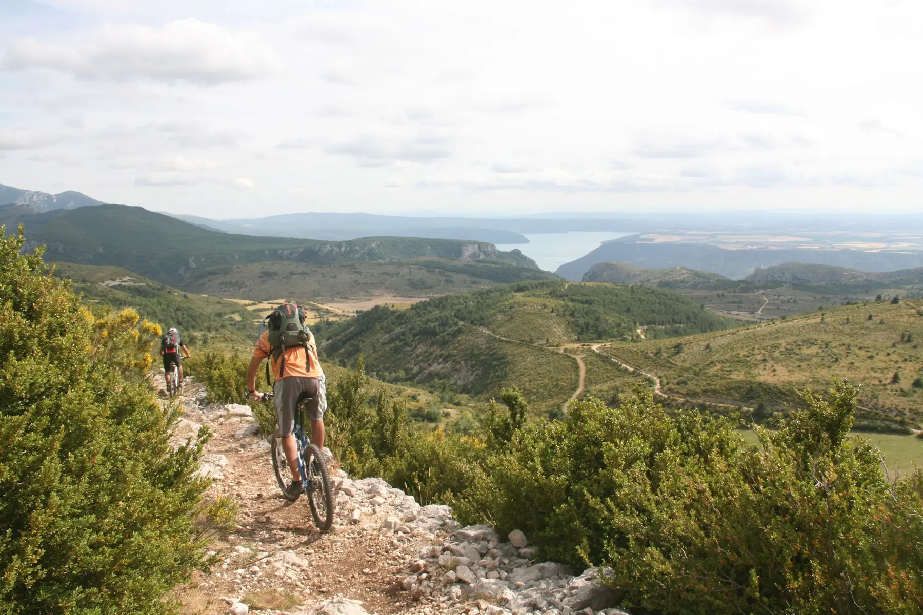 Descente sur Moustiers, avec vue spectaculaire sur la Provence