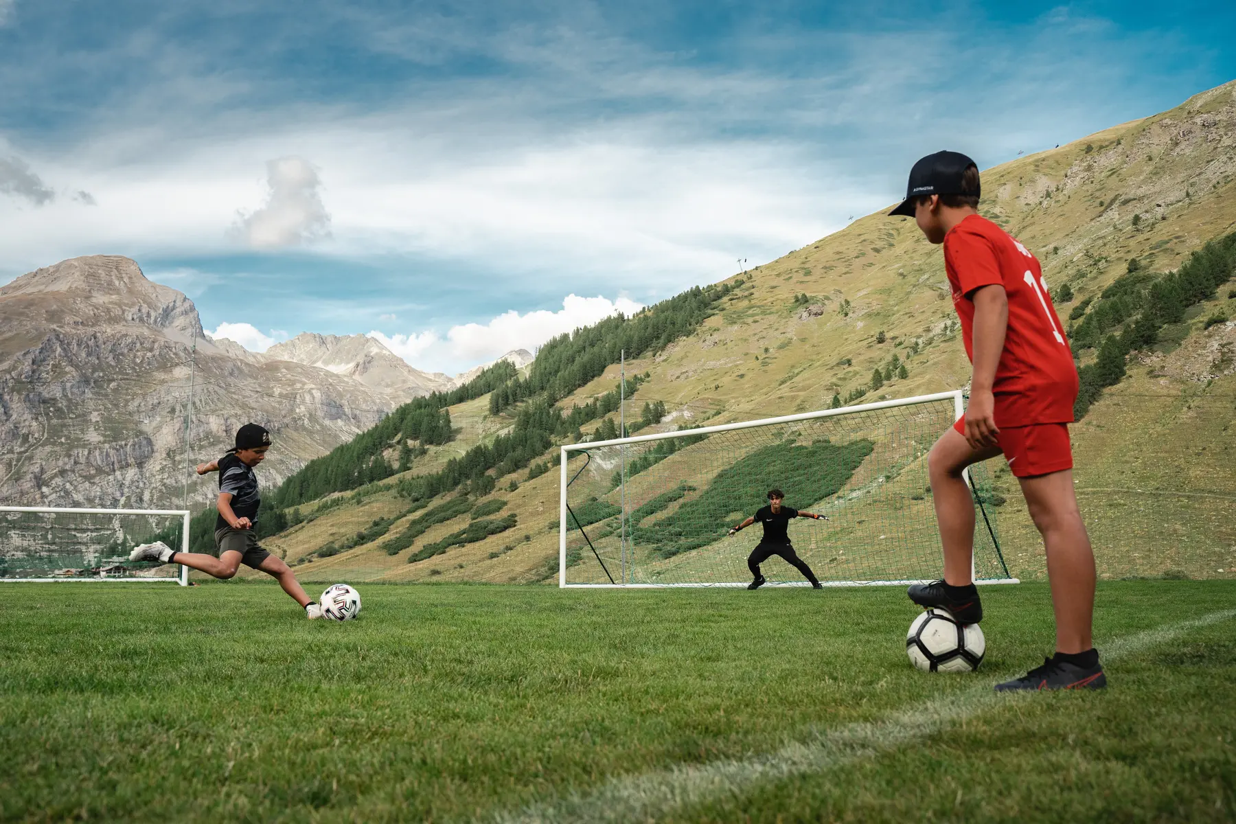 Enfants qui jouent au football dans la Vallée du Manchet à Val d'Isère
