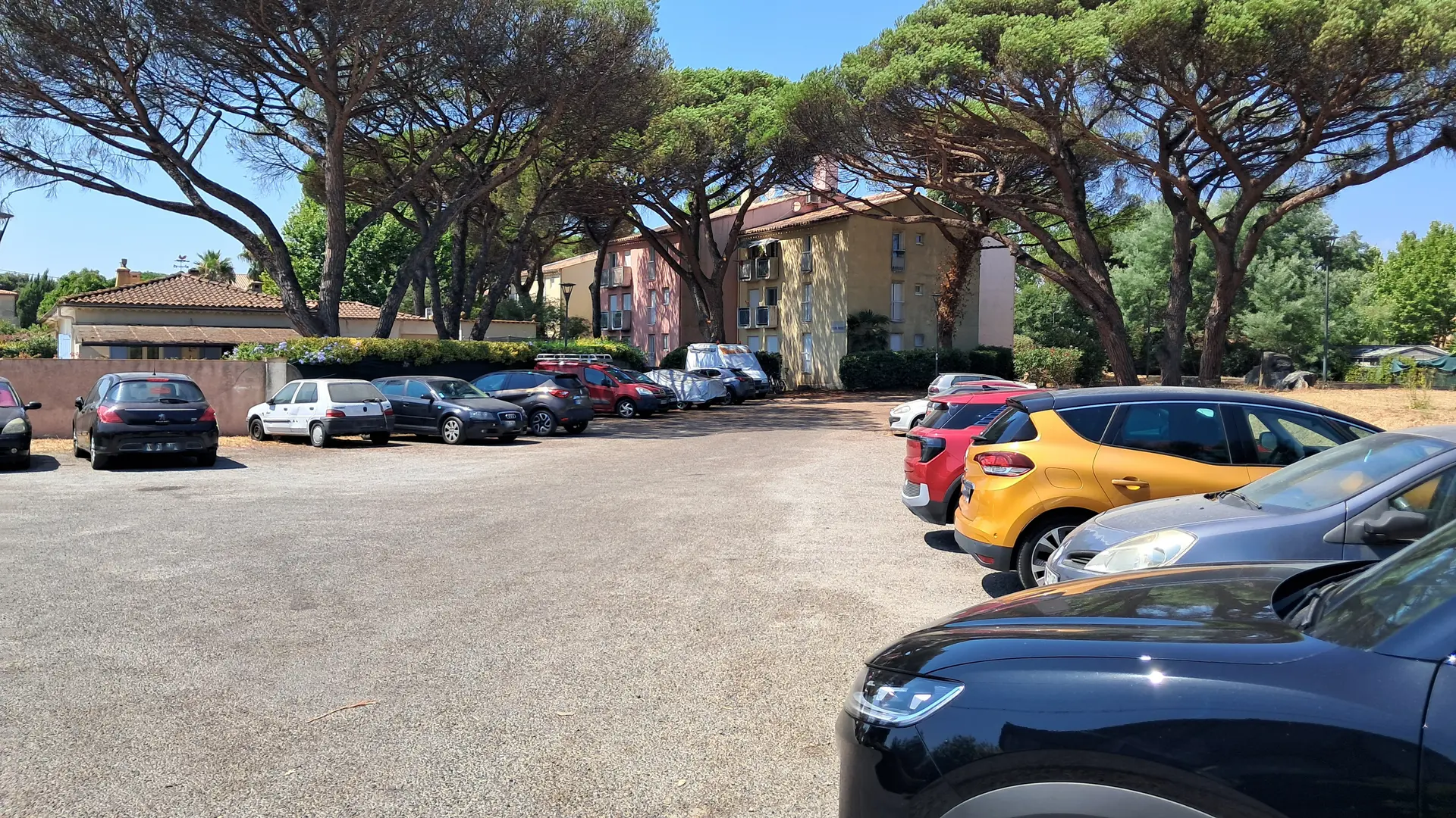 Parking des Pins Parasols_Cogolin
