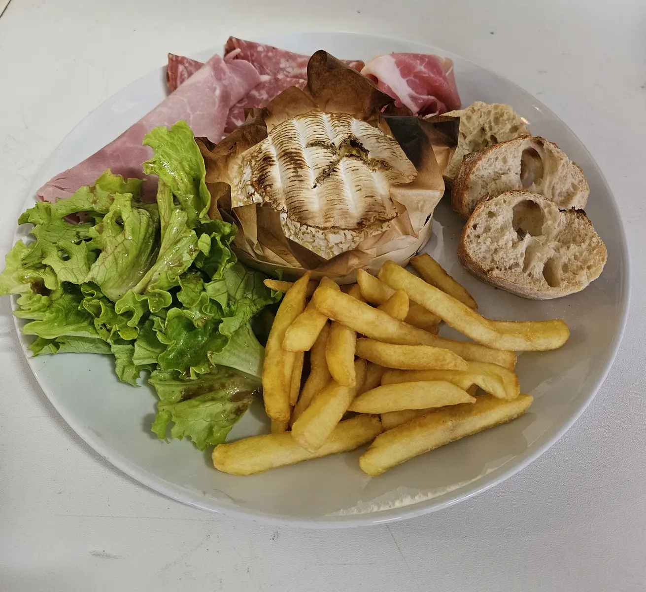 Camembert coulant avec sa charcuterie