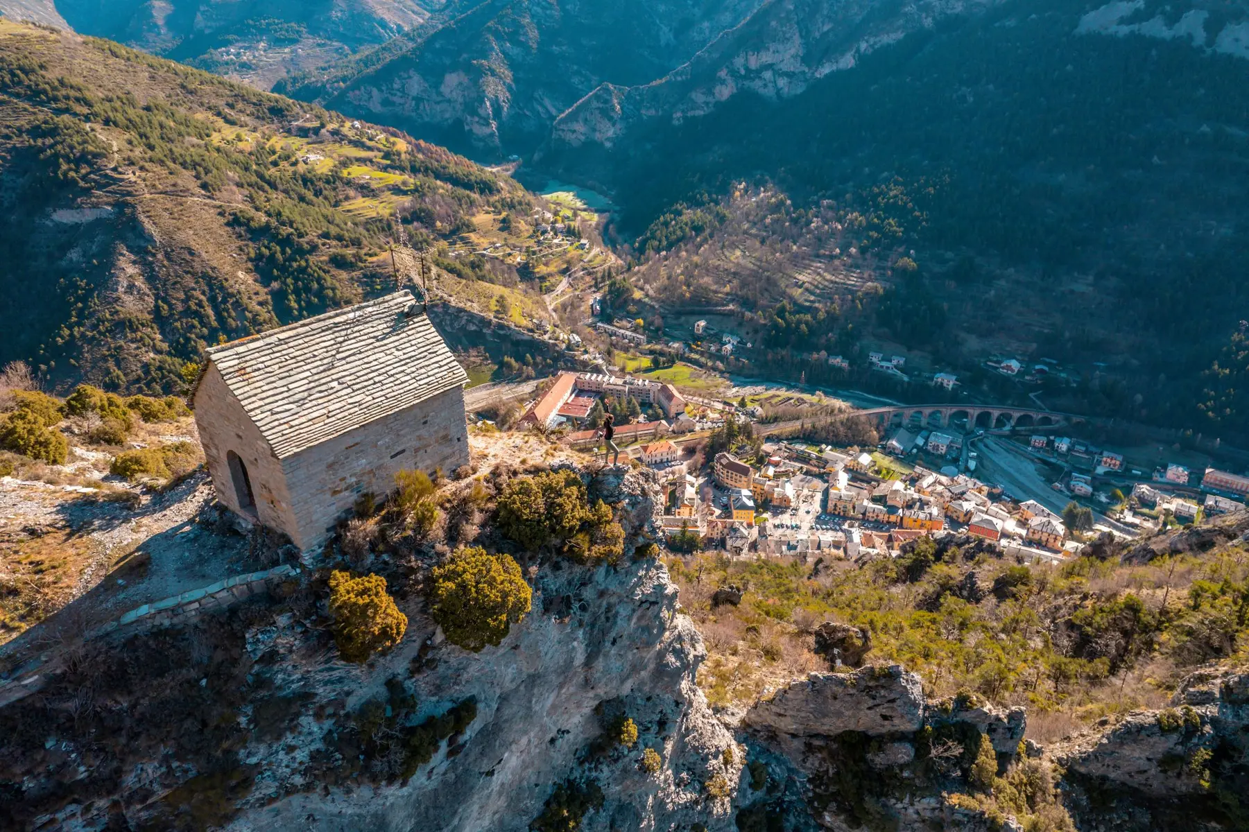 vue de drone chapelle saint sauveur et village