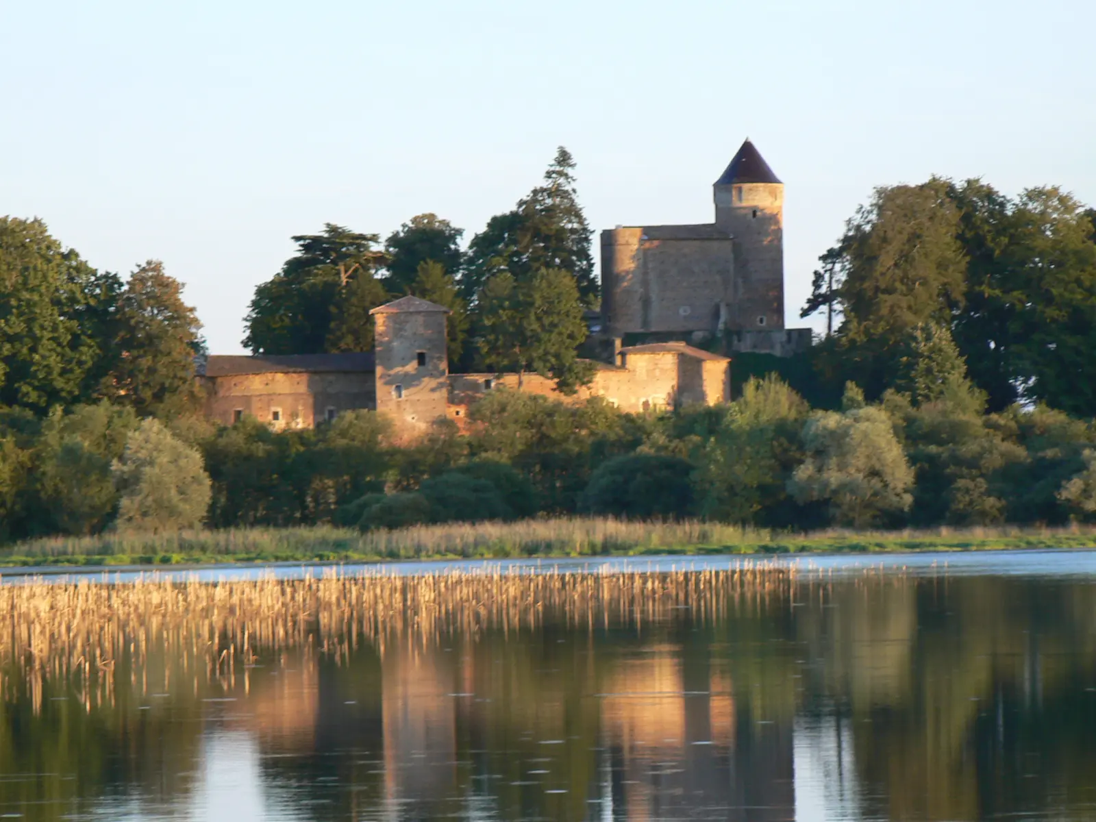 Vue extérieure château de Montellier