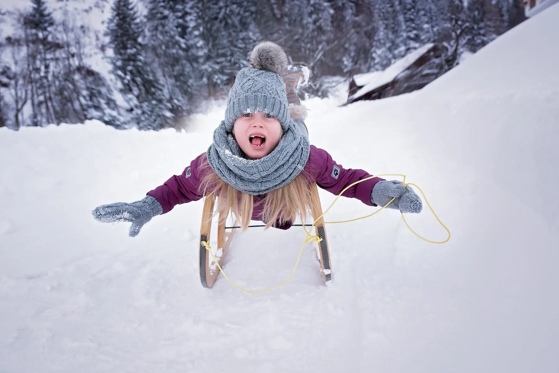 Petite fille sur une luge
