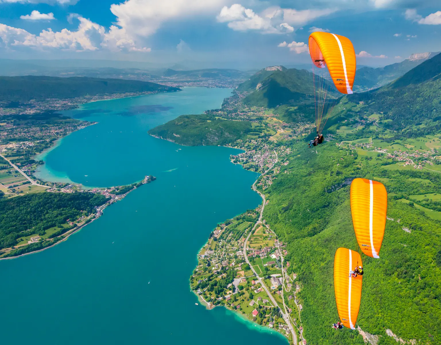 trois parapentes au dessus du lac d'Annecy
