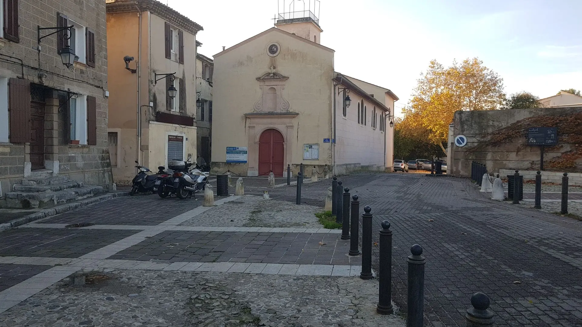 photo de la place devant l'église