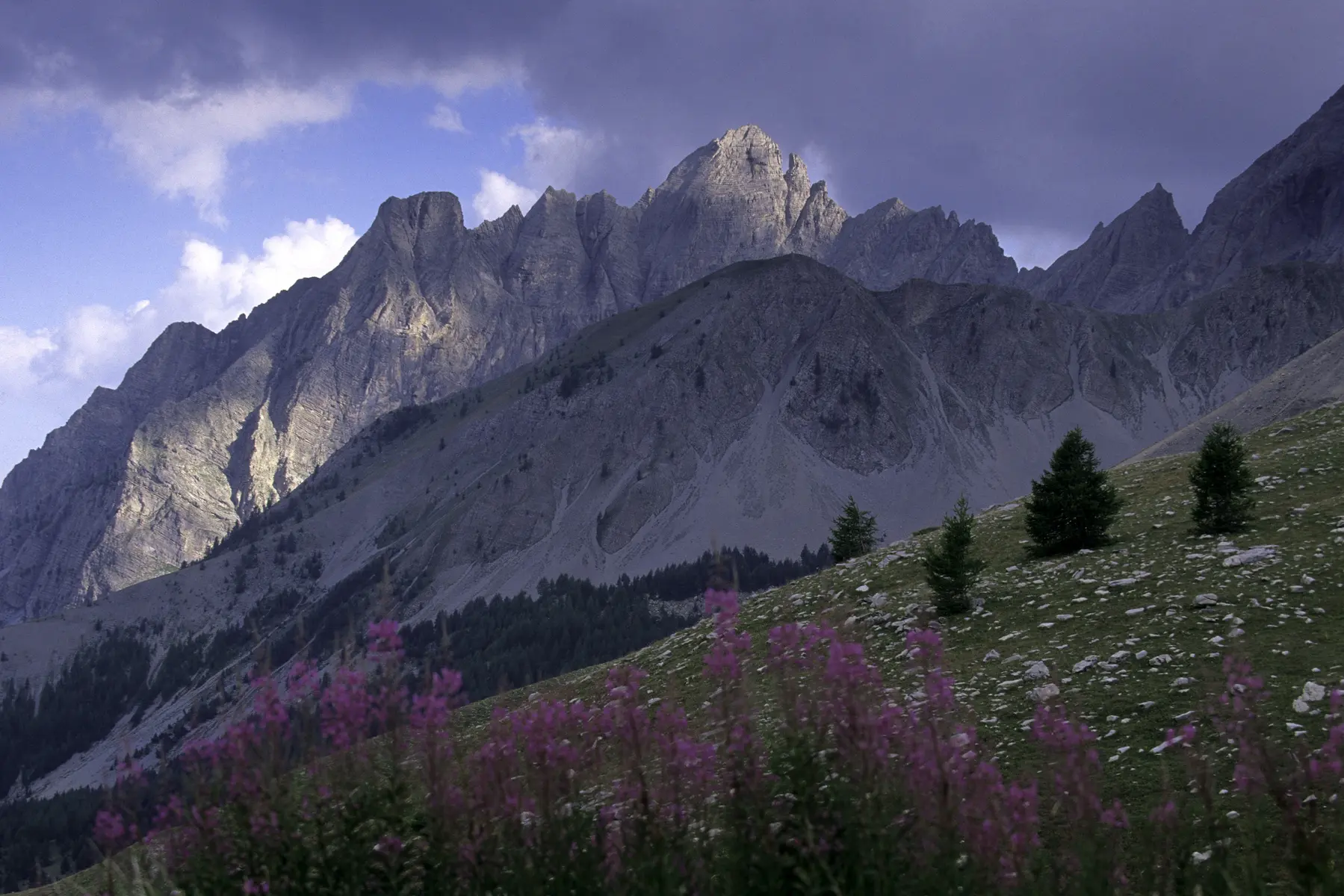 Au sommet du Col des Champs vue sur les Aiguilles de Pelens