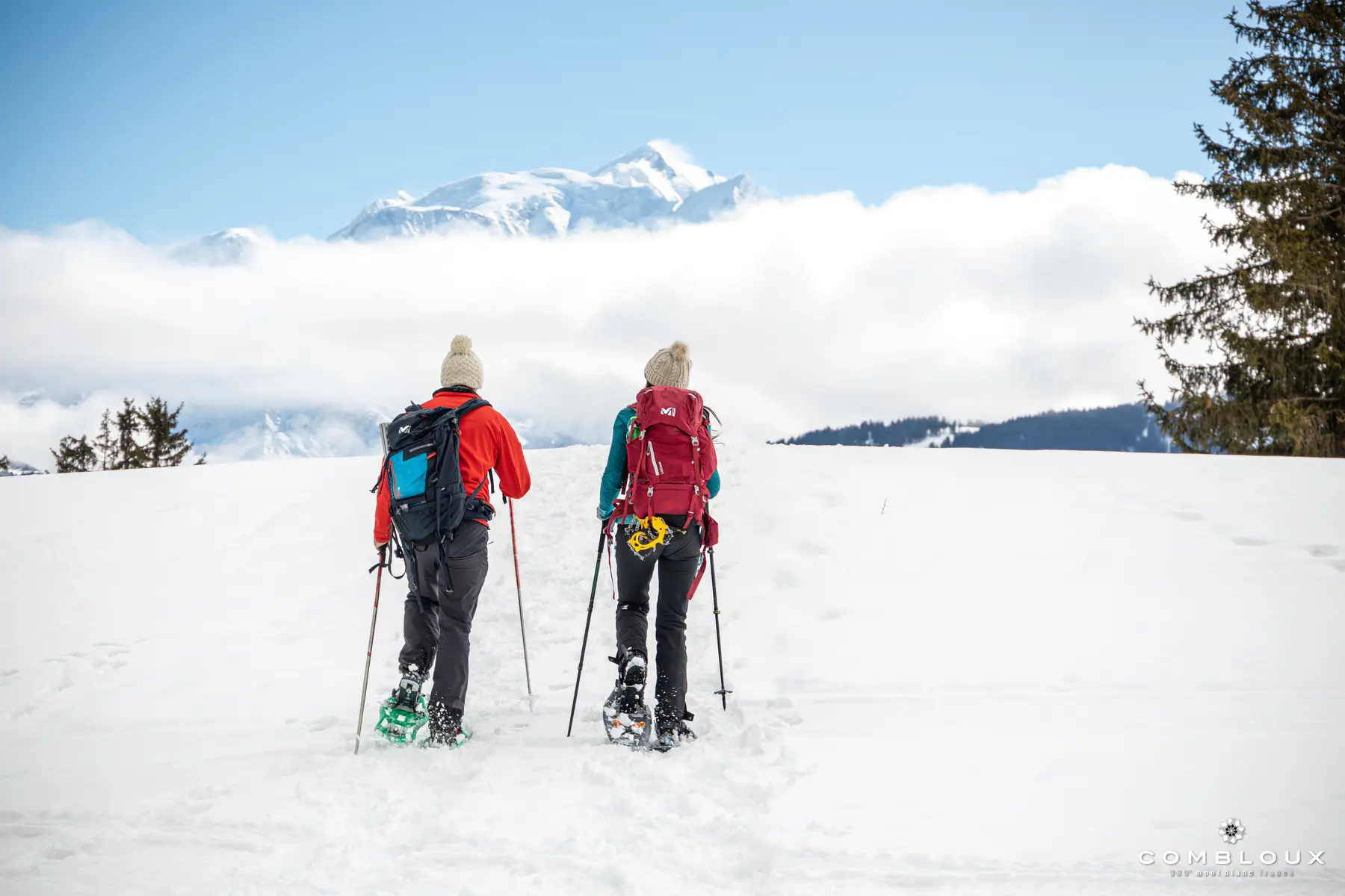 couple en raquettes marchant vers le Mont-Blanc