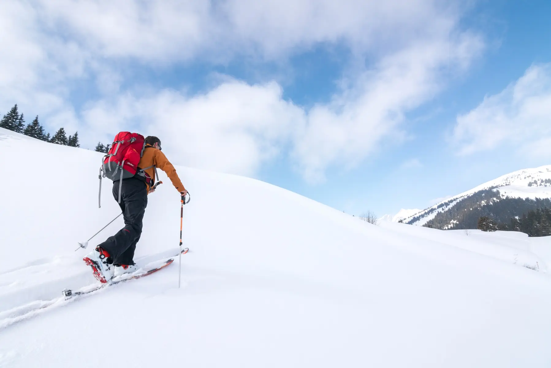 Personne pratiquant le ski de randonnée