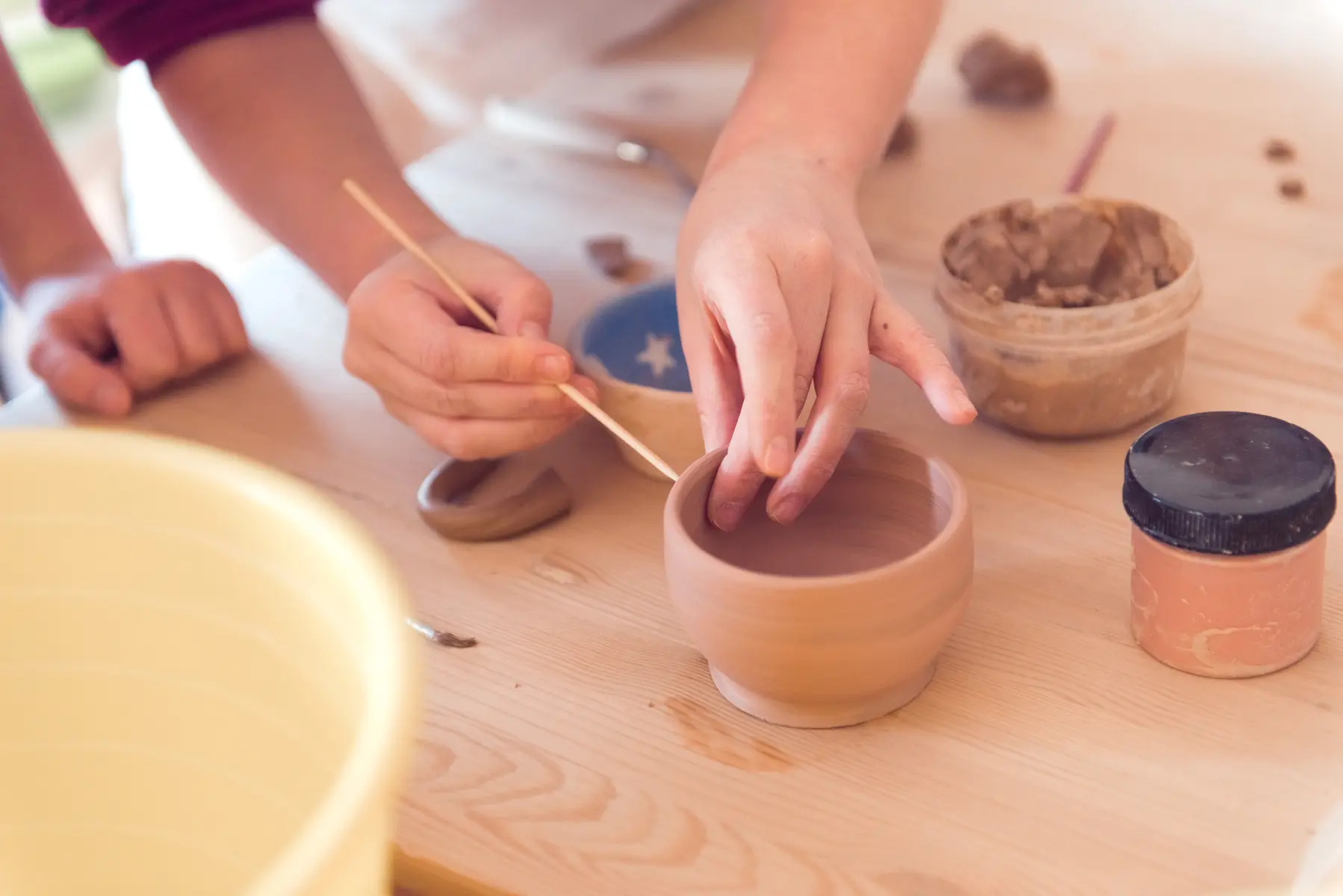 des mains en train de réaliser une poterie