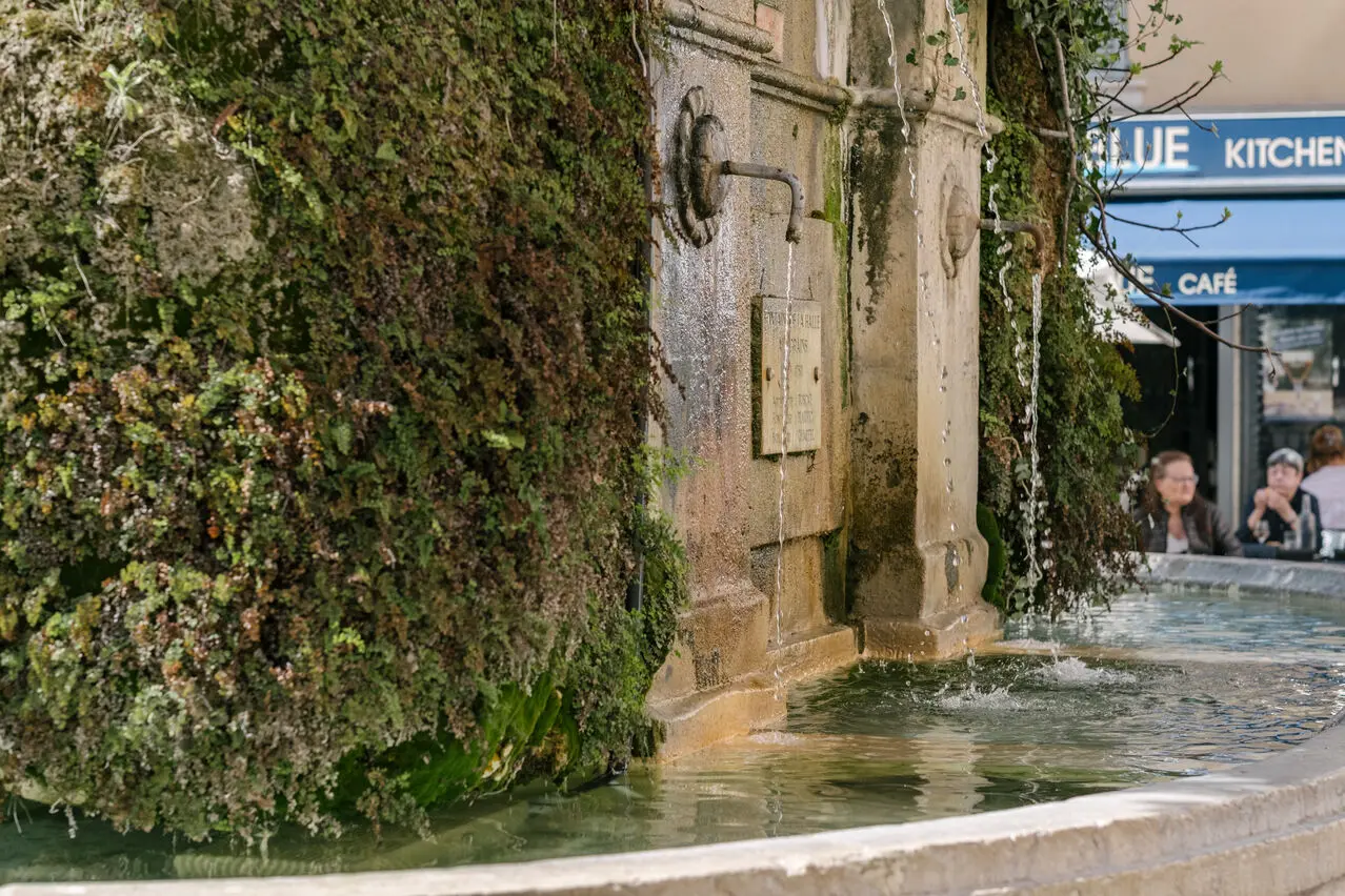 Brunnen der drei Delfine