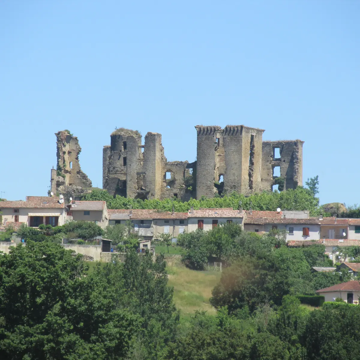 Vue du château depuis le village