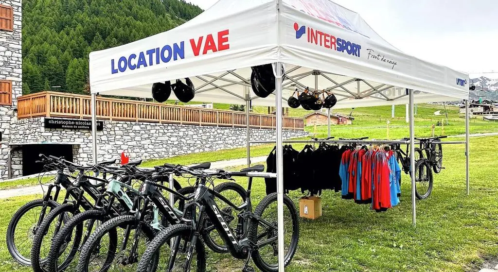 Extérieur tente - location vélos - Intersport Mattis Val d'Isère