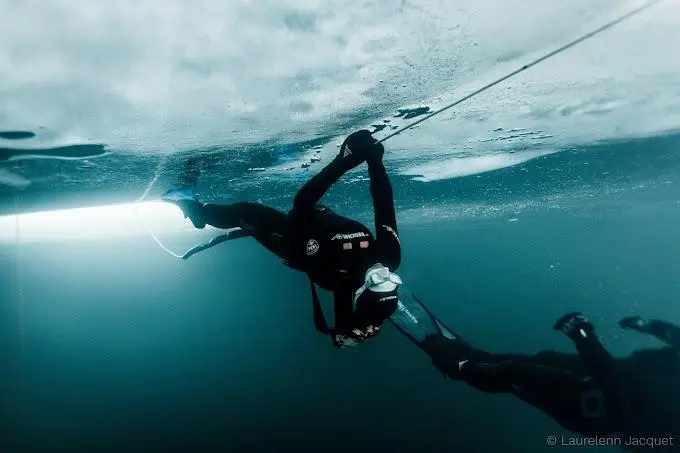 Plongeur sous glace en apnée
