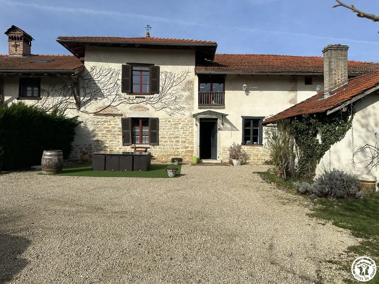 Le gîte du Tilleul est mitoyen aux propriétaires et un studio. Il possède son entrée indépendante.