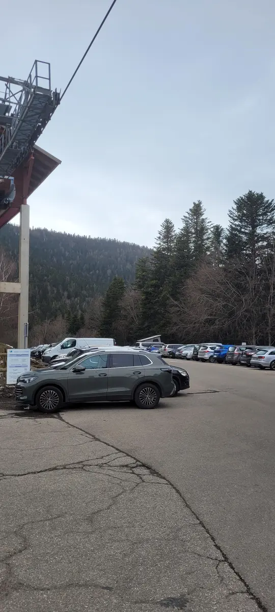 Parking à côté des télécabines