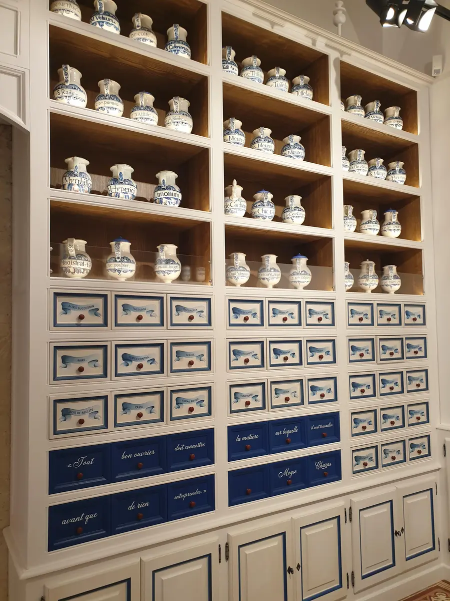 Salle des vases apothicaires