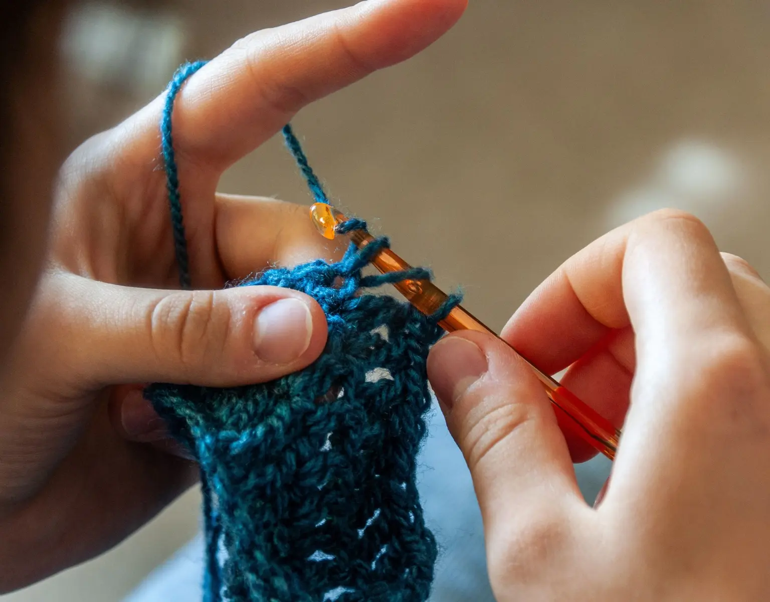 deux mains en train de crocheter