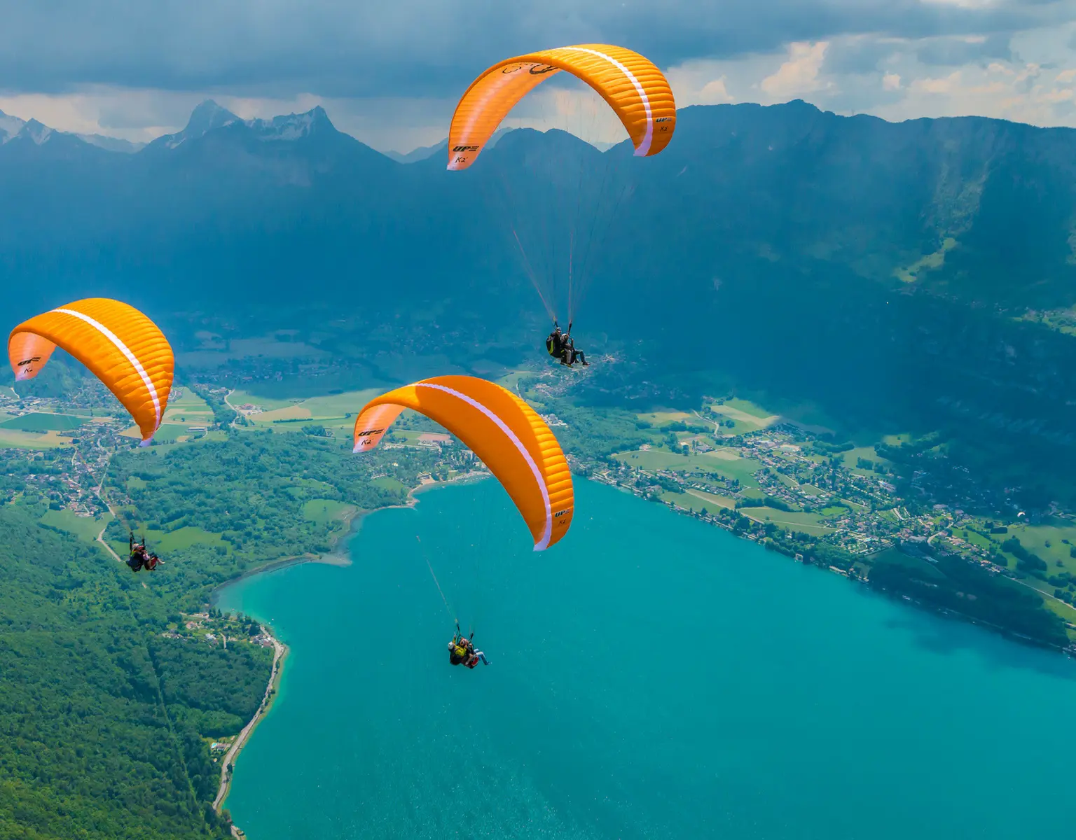 trois parapentes au dessus du lac d'Annecy
