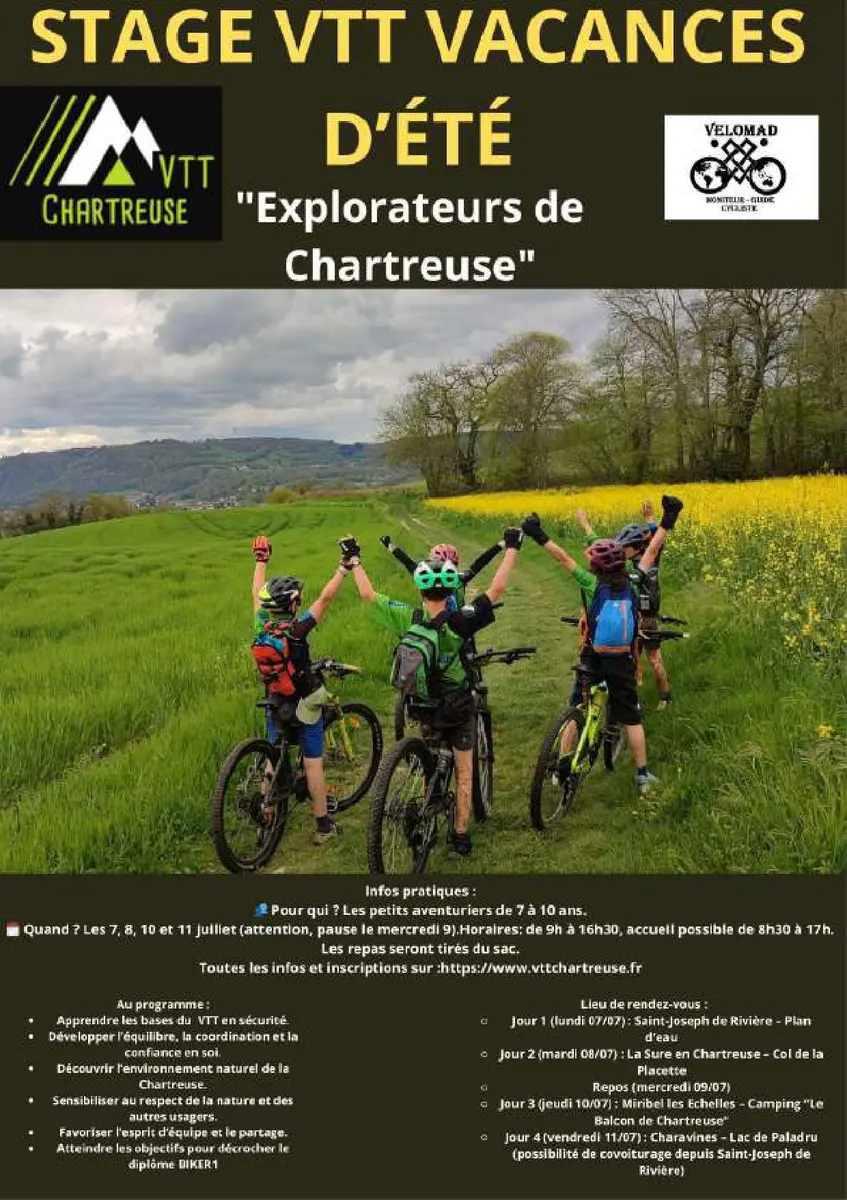 Photo d'enfants à vélos au milieu des champs