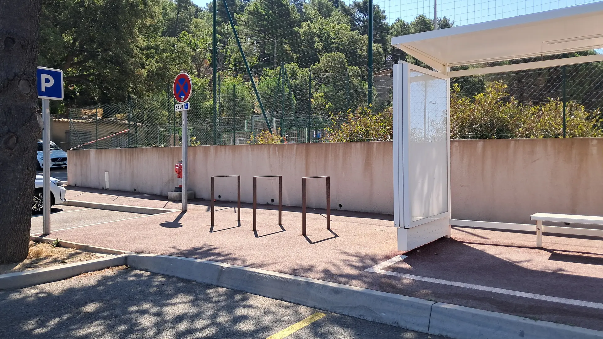 Parking à vélo – Arrêt de bus Parking du Stade_La Garde-Freinet
