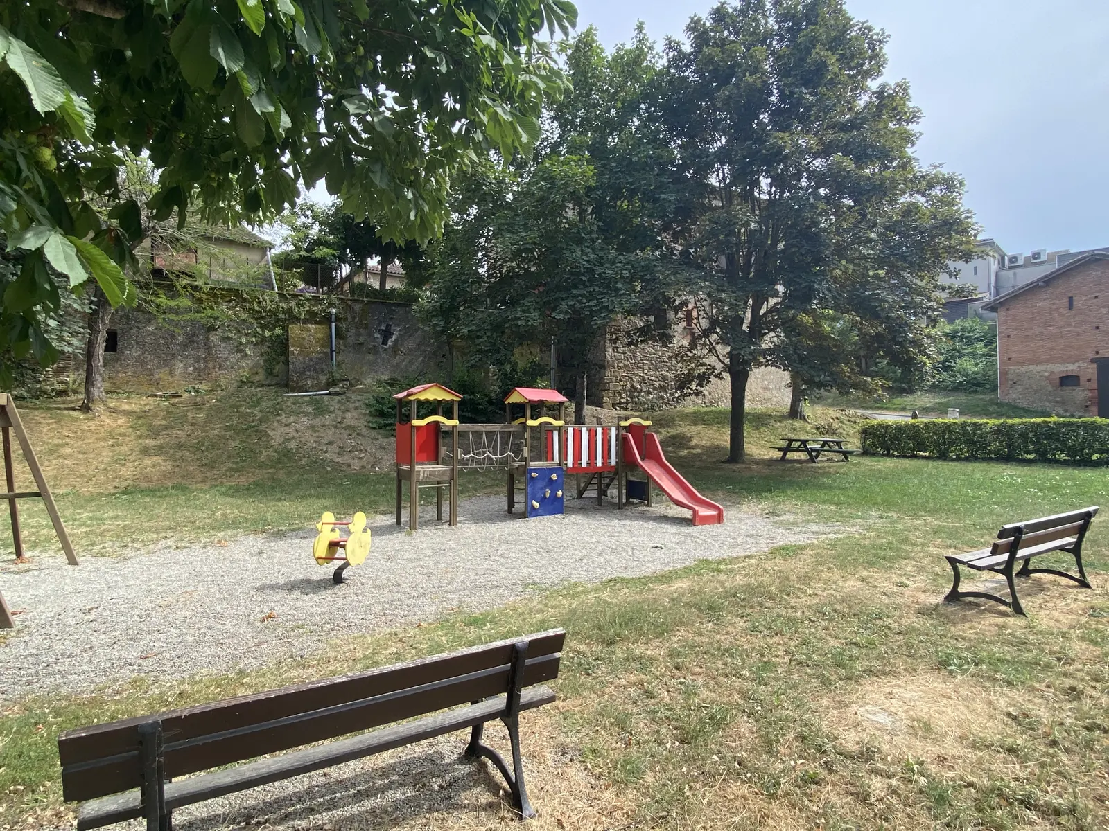 Tables de pique-nique/Aire de jeux (parc)_Saint-Ybars