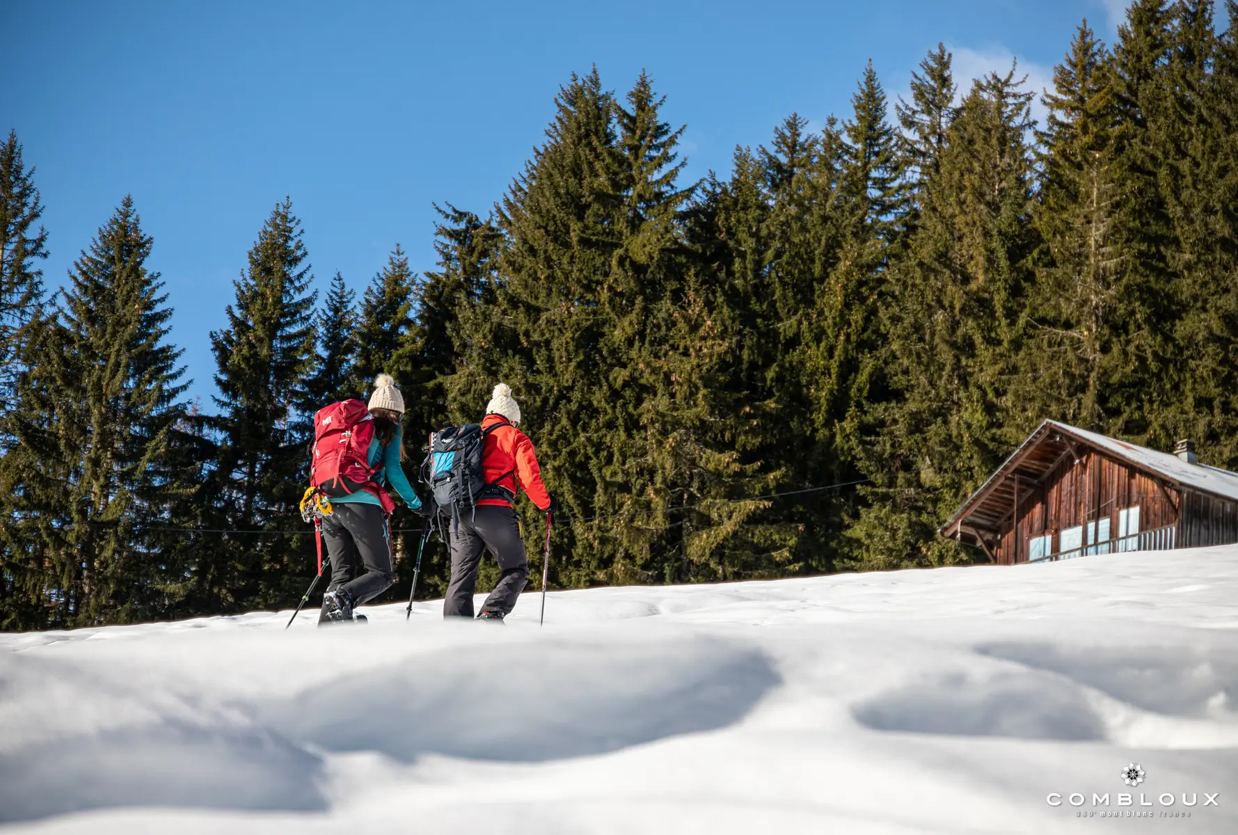 couple en raquettes sous chalet