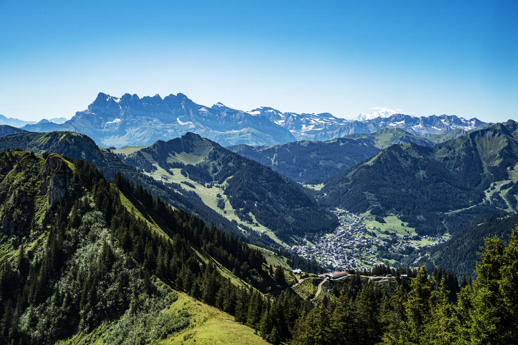 Vue sur les Dents du Midi sur le circuit des crêtes franco-suisses à Châtel