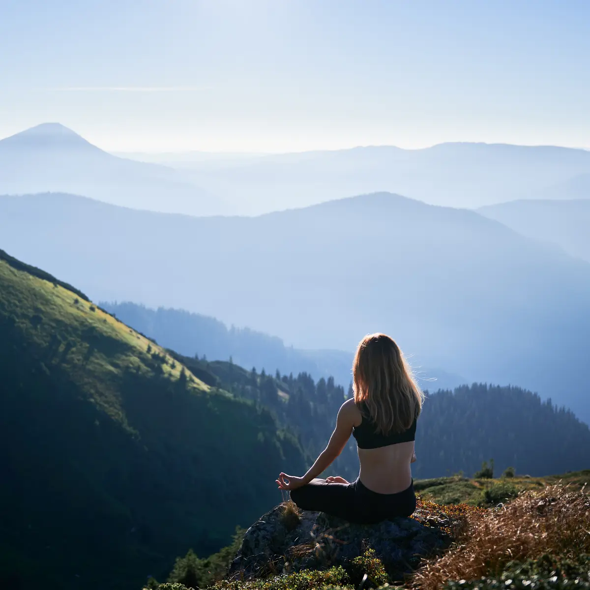 Yoga face aux montagnes
