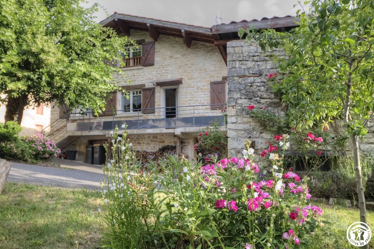 Vue du Gîte depuis le petit jardin