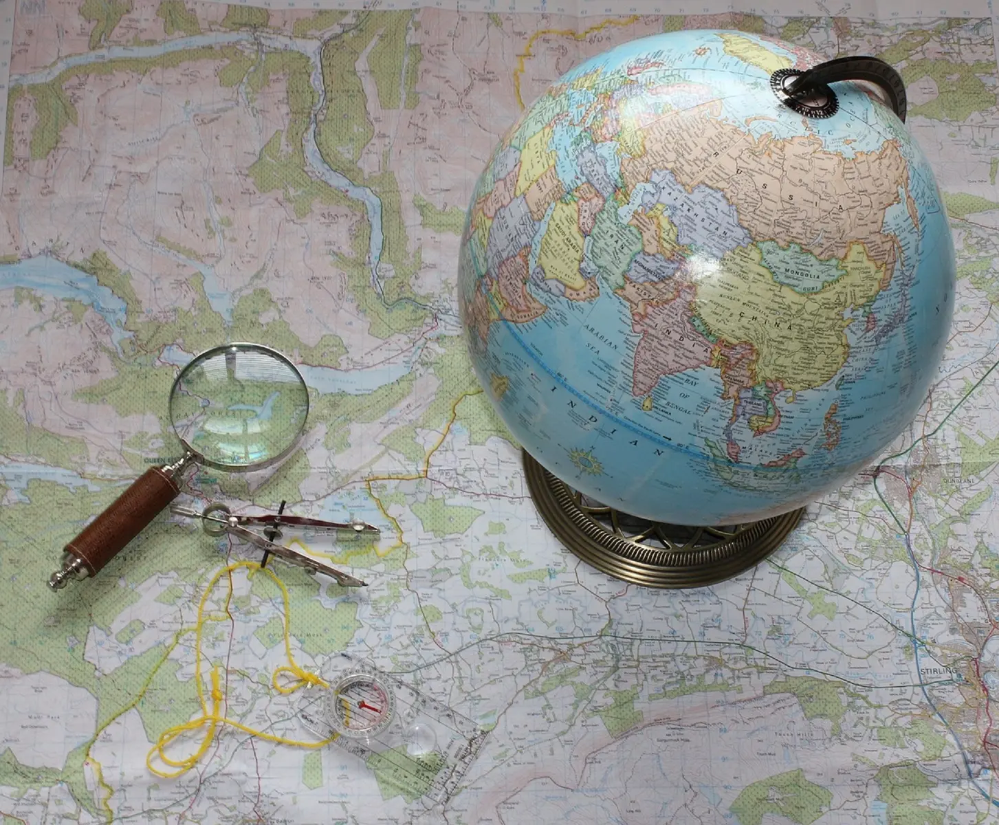 Boussole et mappemonde