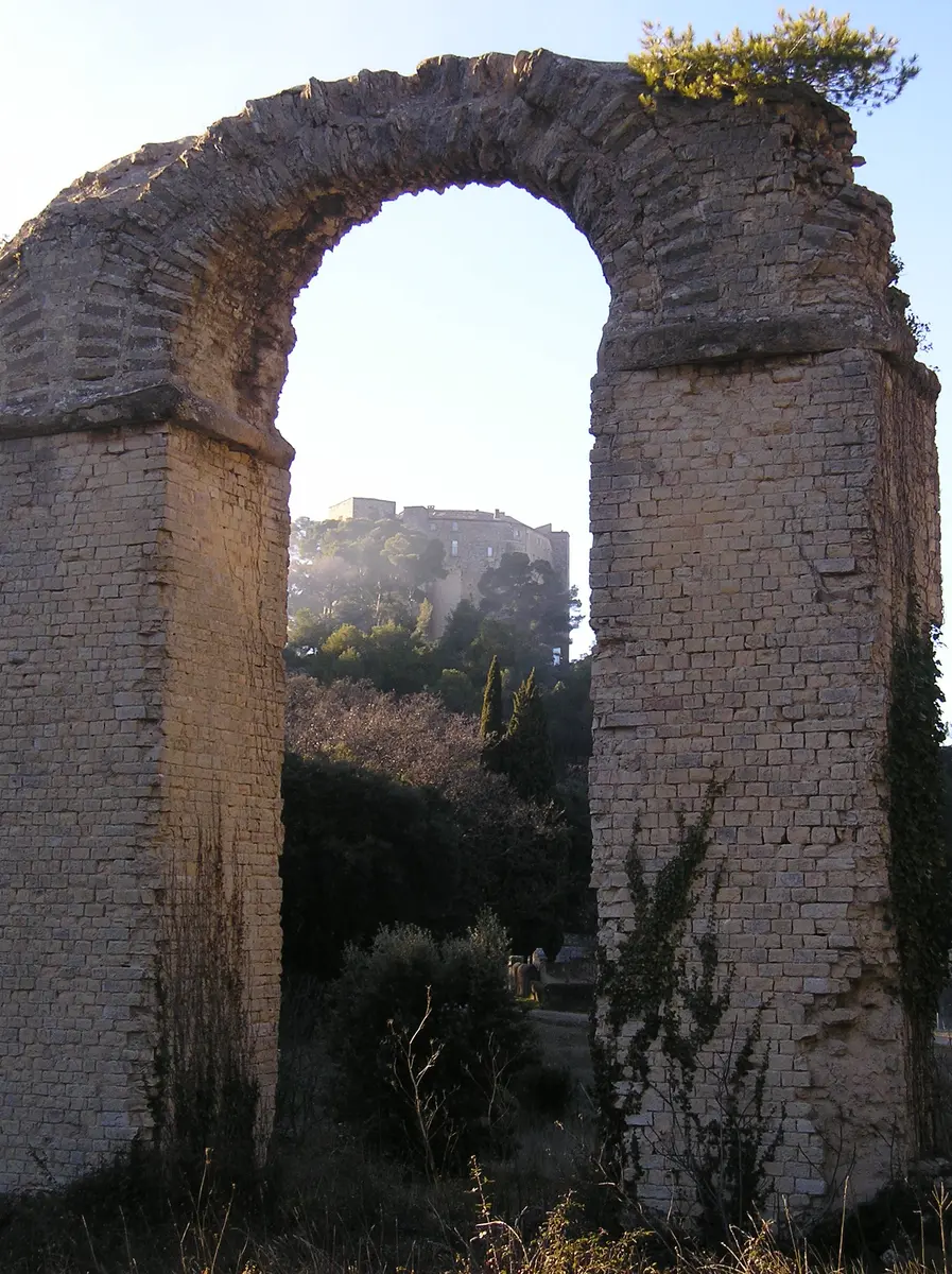 Vestiges des arches et château