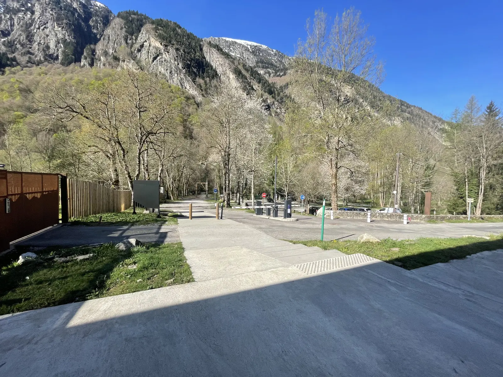 Une vue d'ensemble sur le parking
