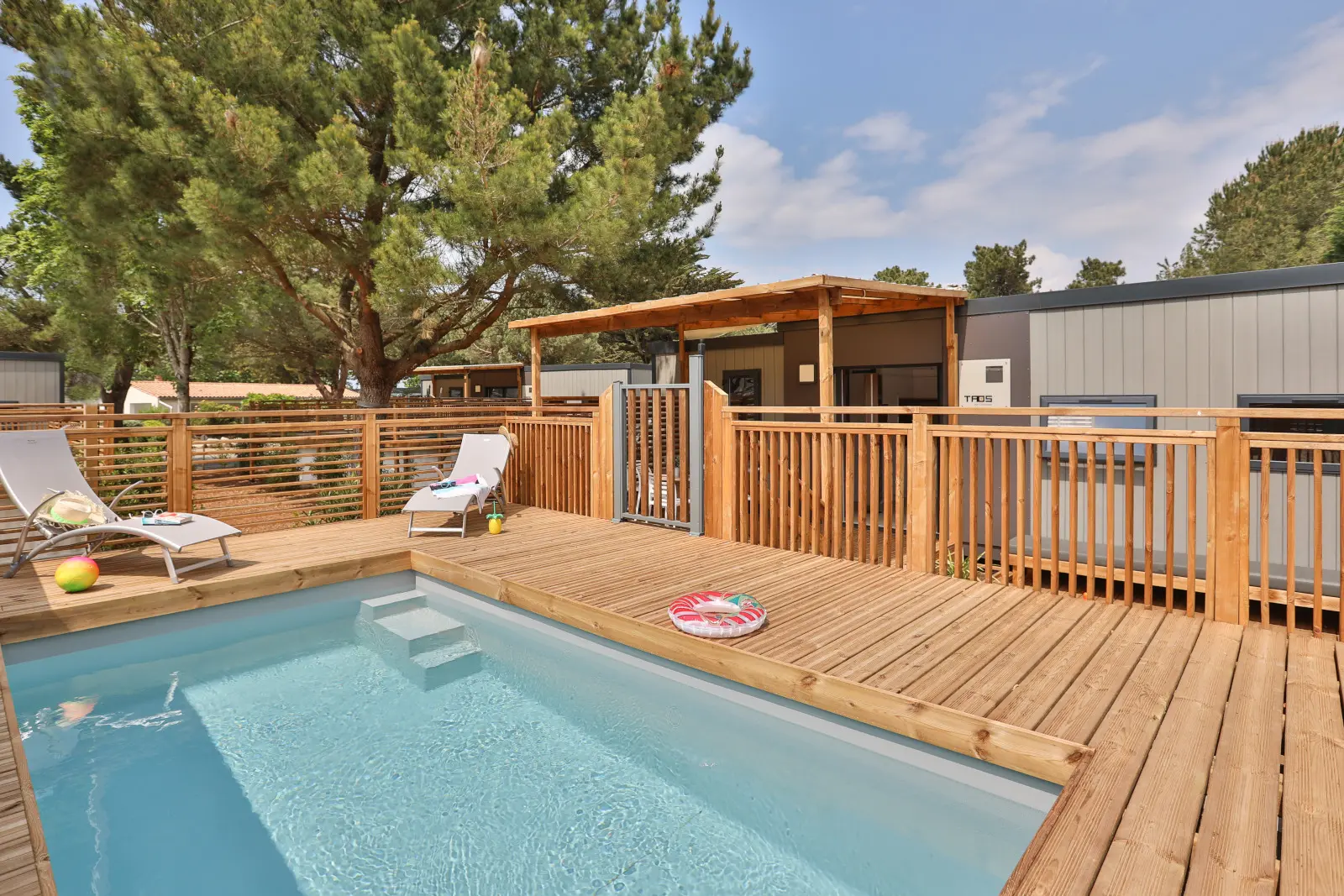 Mobilheim Prestige mit privatem Pool