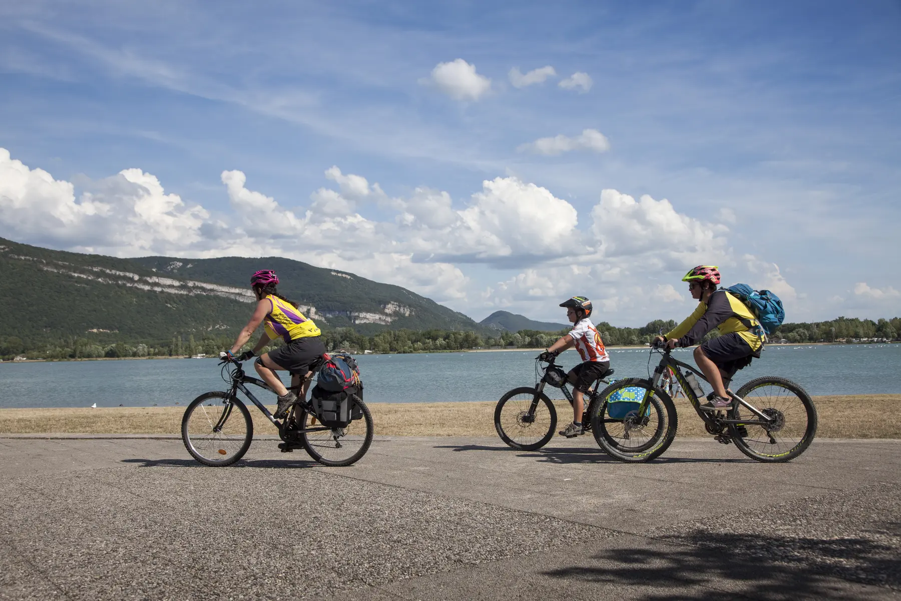Cyclistes au bord du Rhône - Base de loisirs de la Vallée Bleue - Balcons du Dauphiné