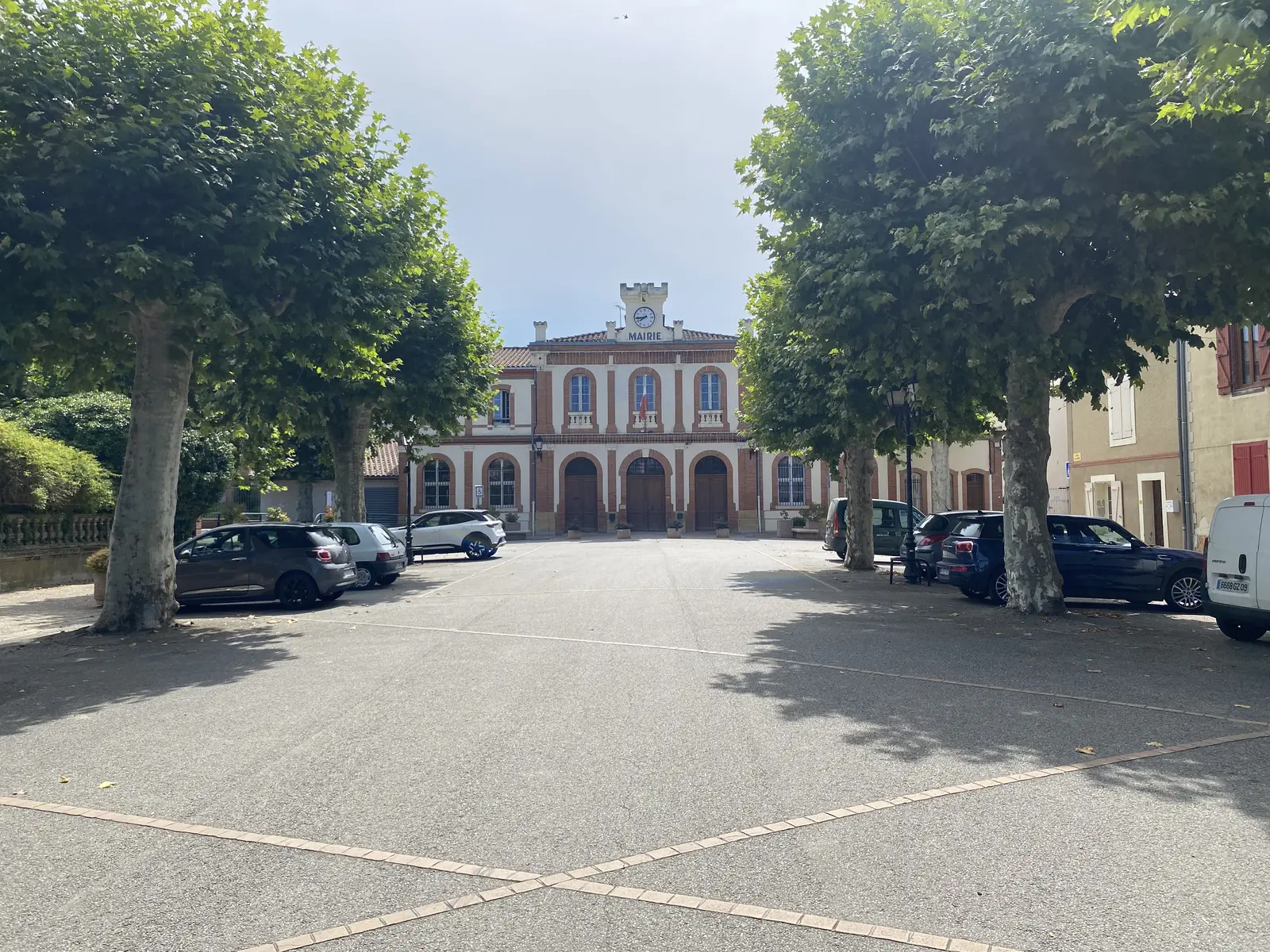 Parking de la mairie Le Fossat