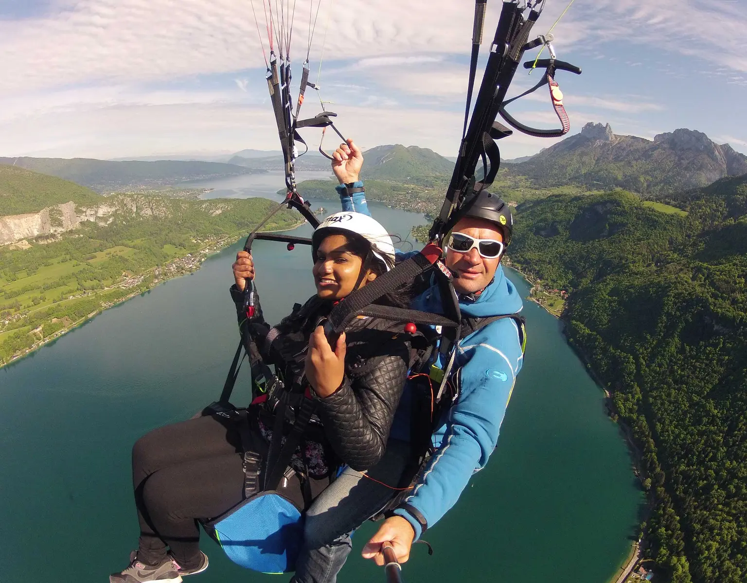 parapente biplace en vol au dessus du lac d'Annecy