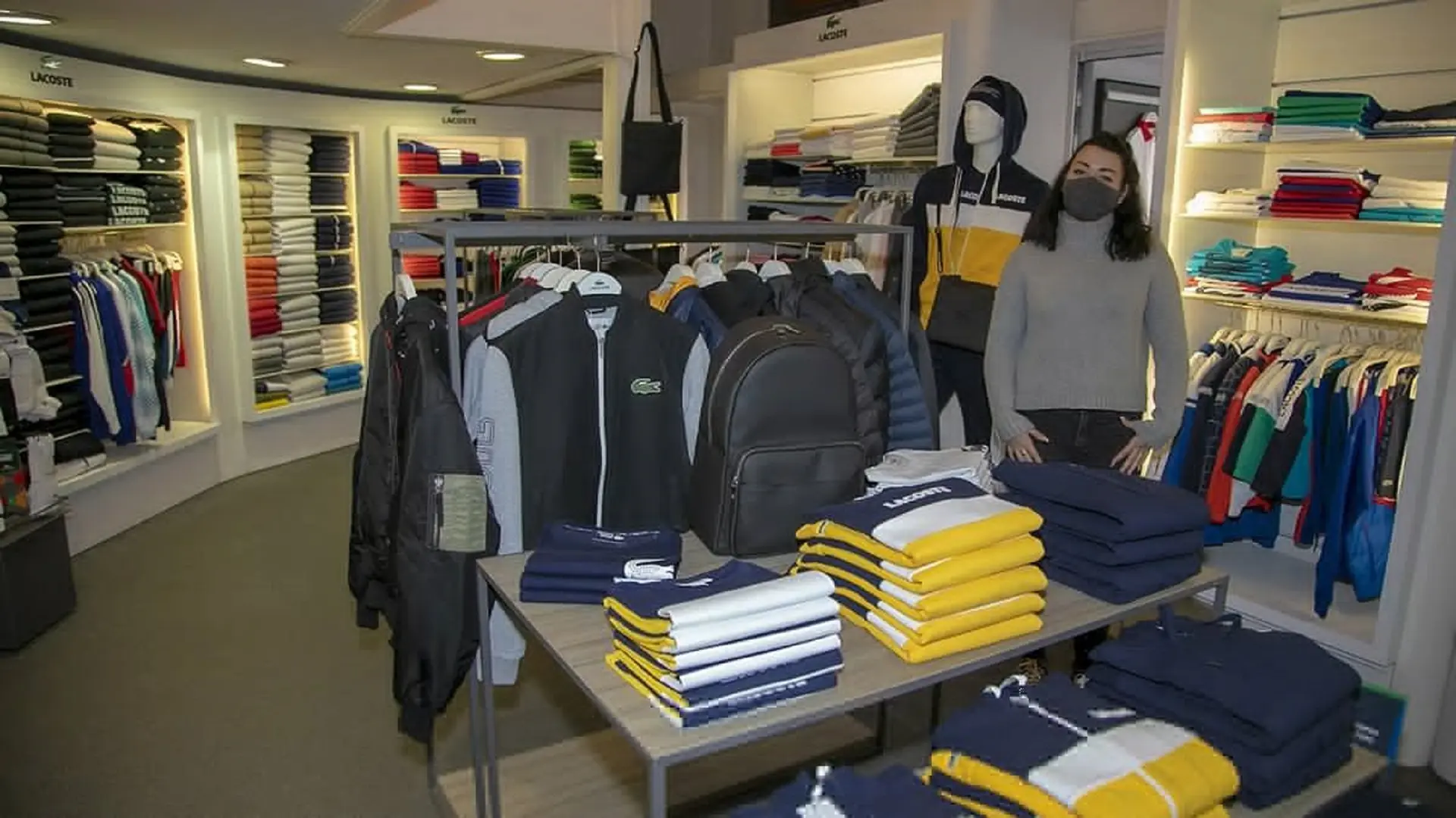 Intérieur du magasin de vêtements de sport