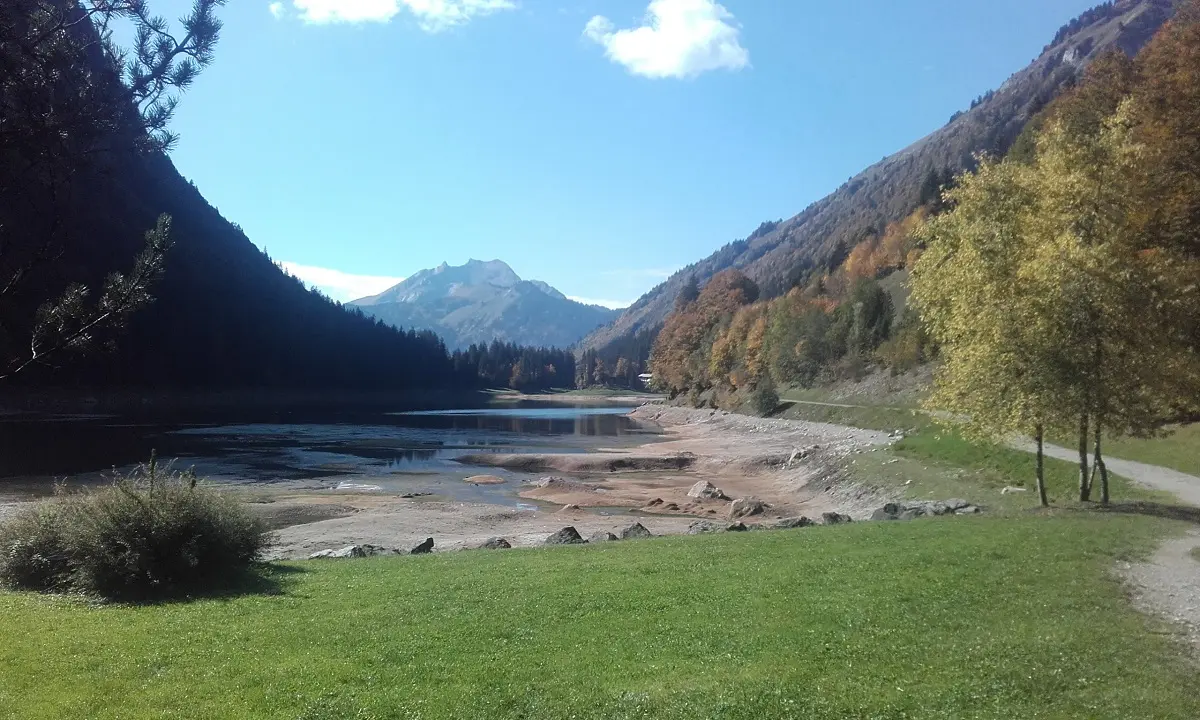 Lac de Montriond en période de sécheresse