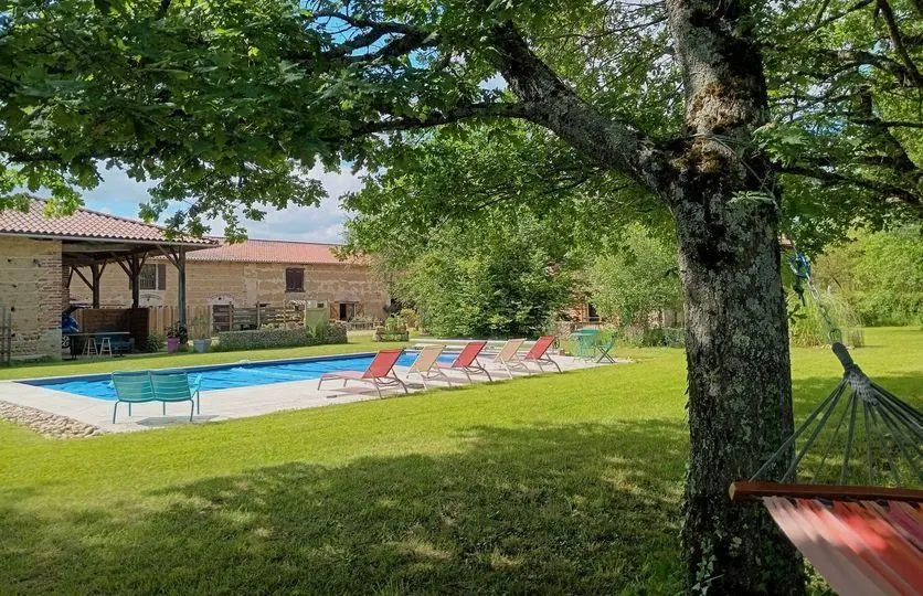 Le hamac sous les chênes avec vue sur la piscine