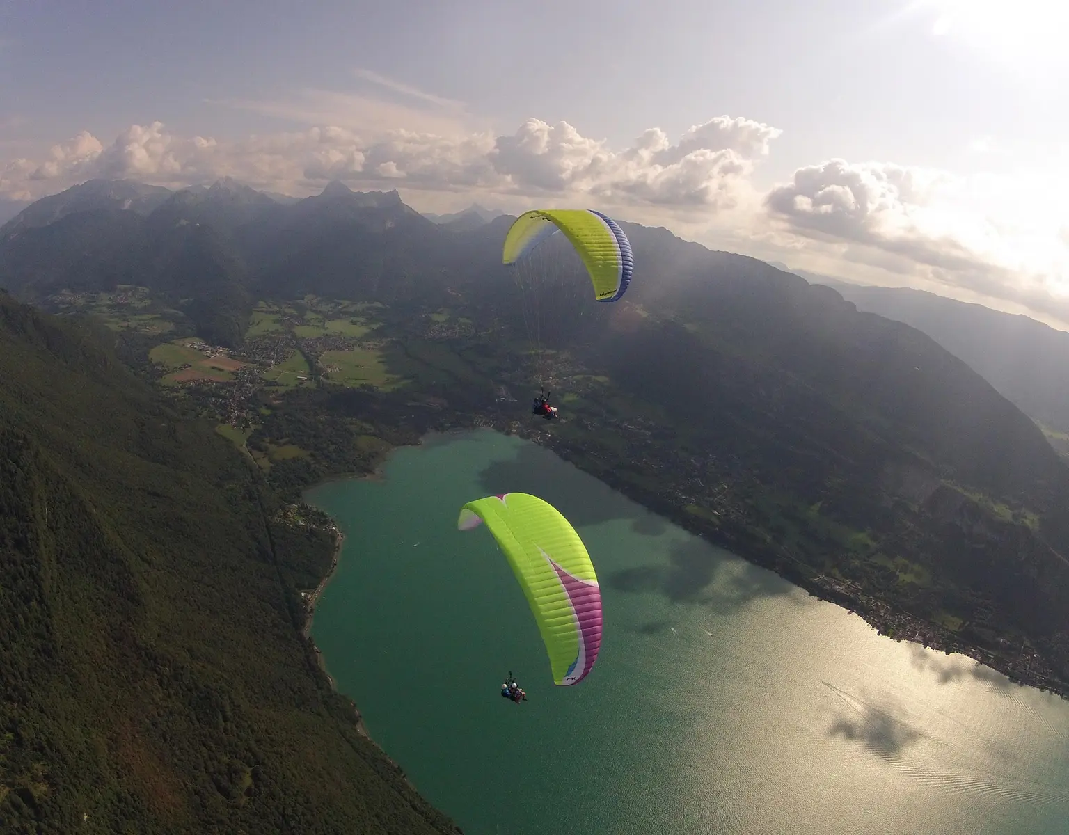 parapente biplace au dessus du lac d'Annecy
