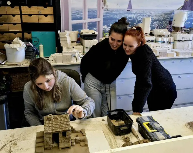 Personnes qui font un atelier d'argile