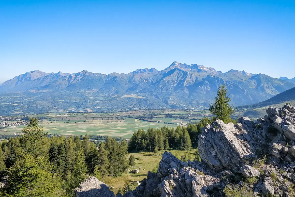 Randonnée vers le Col de Moissière : vue sur la plaine d'Ancelle